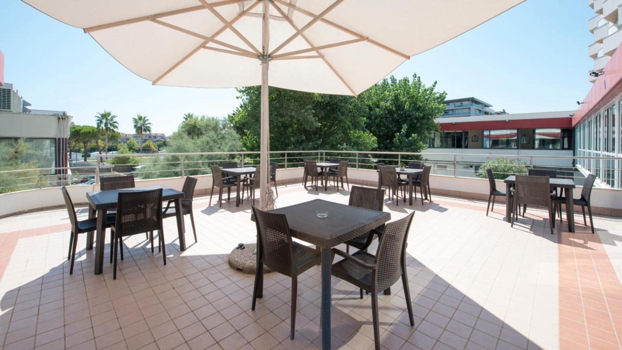 Grand Hotel Adriatico Montesilvano Marina Esterno foto